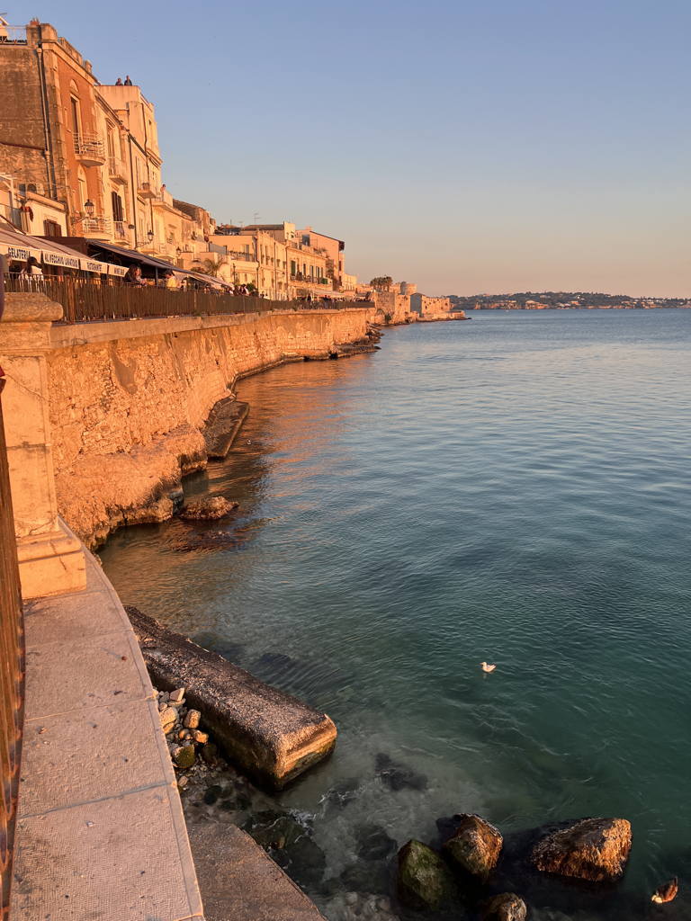 Pobřeží v zapadajícím slunci