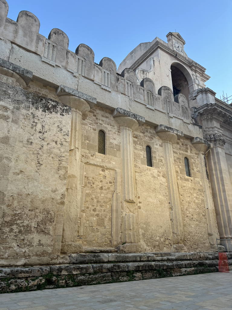 Řecké sloupy ve zdi katedrály zvenčí