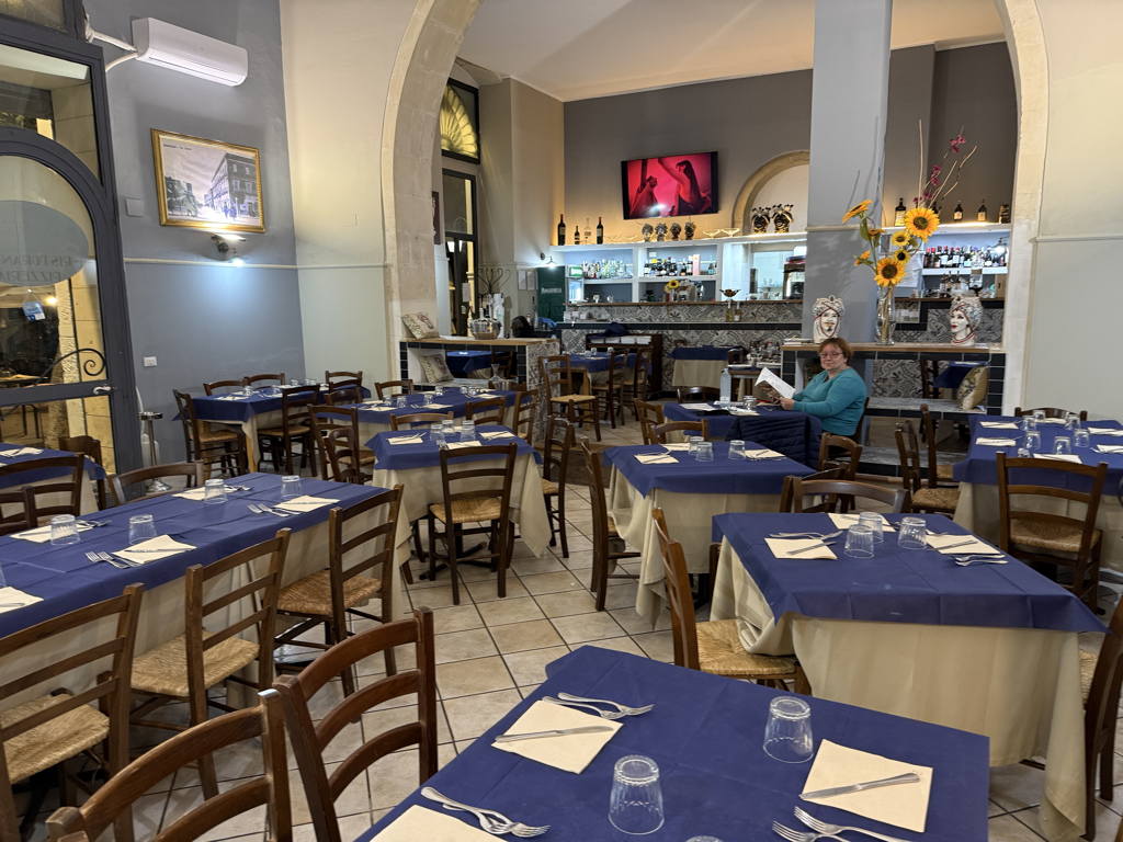 Úplně prázdná restaurace