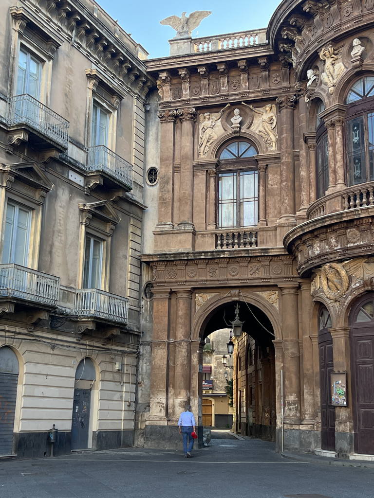 Zdobená brána u divadla di Bellini