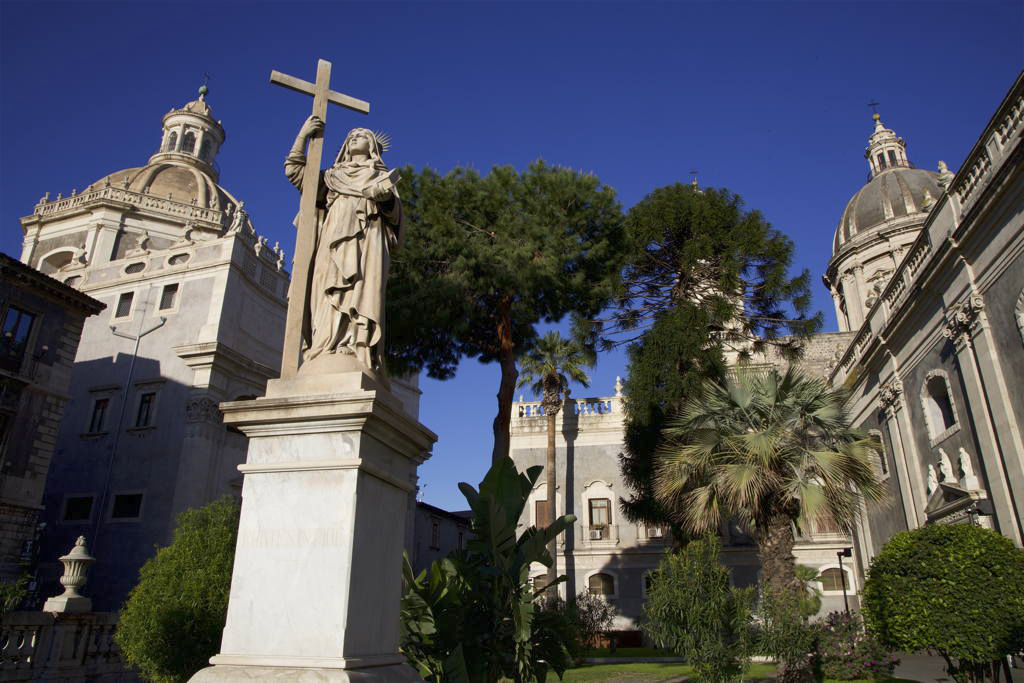 Socha před katedrálou