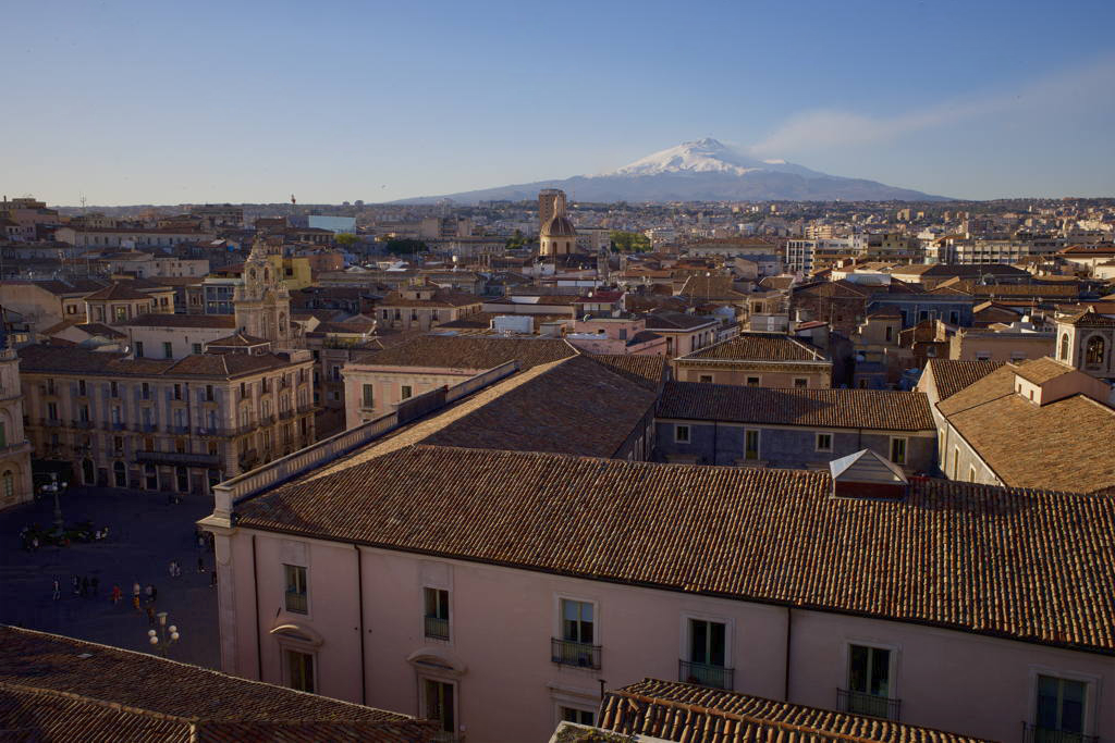 Pohled přes střechy Katánie na Etnu