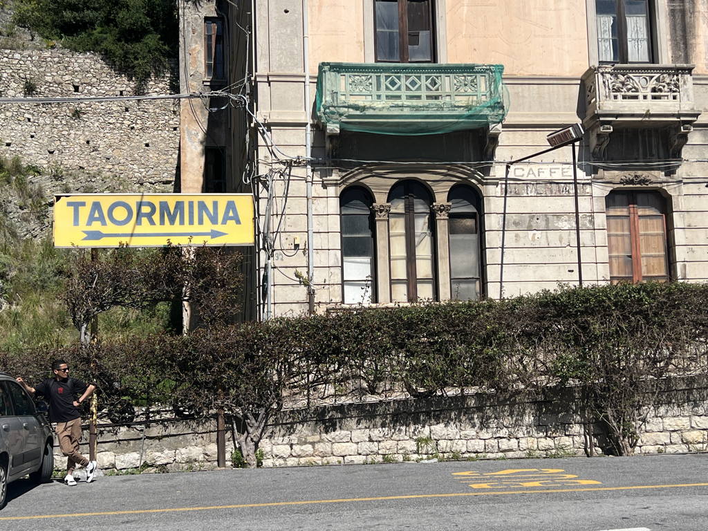 Před nádražím v Taormina Giardini