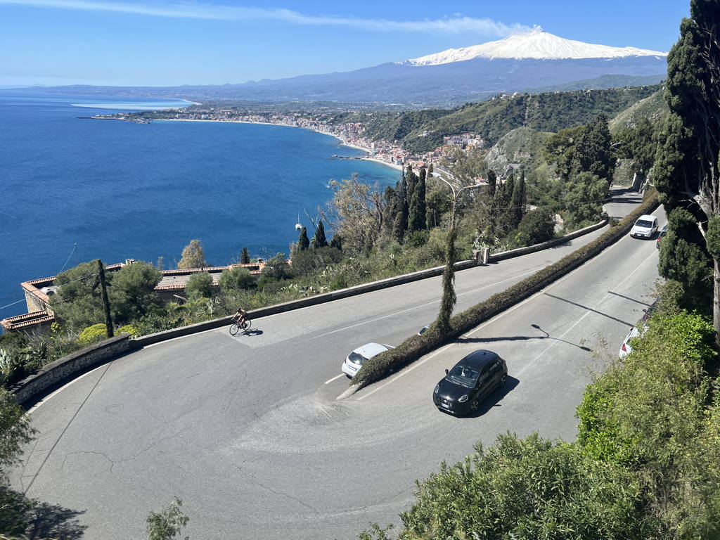 Silnice a pobřeží s Etnou
