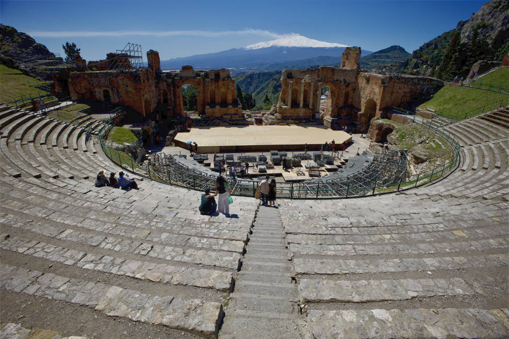 Amfiteátr a Etna v pozadí