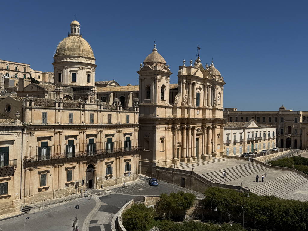 Pohled na náměstí s katedrálou