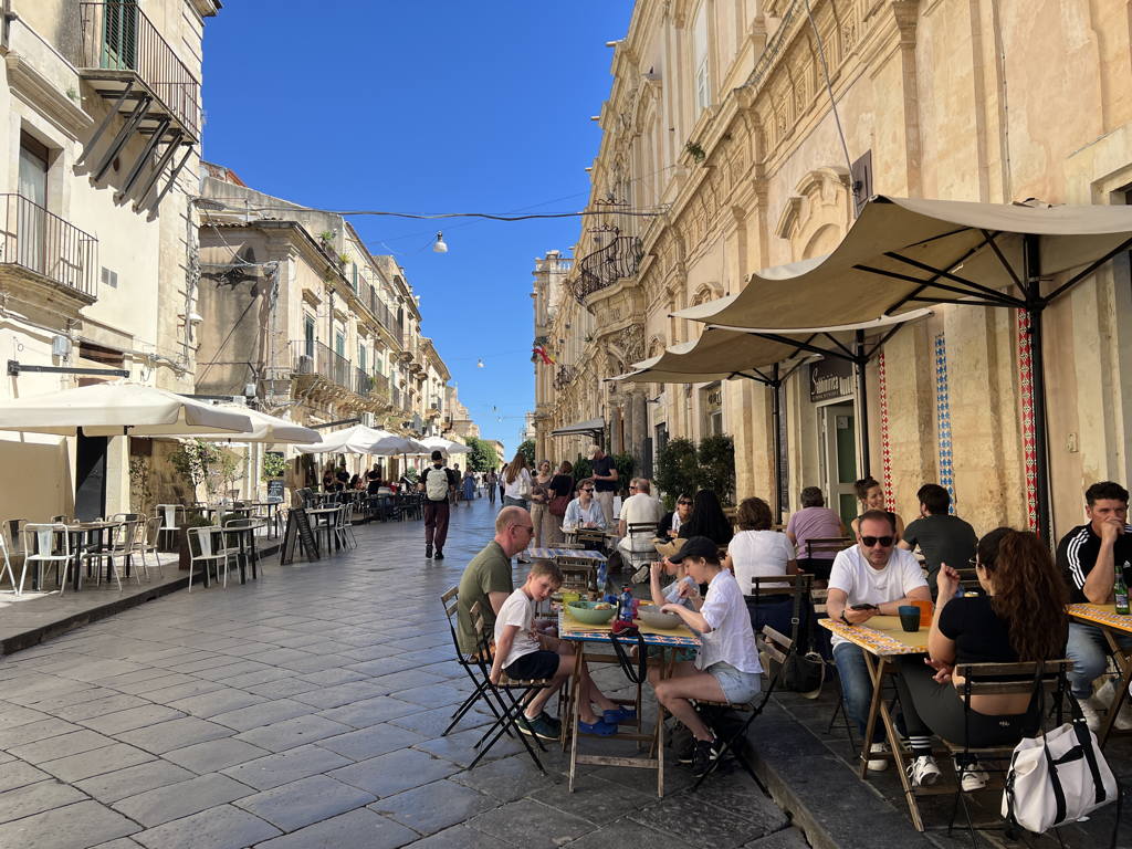 Ulička s restauracemi