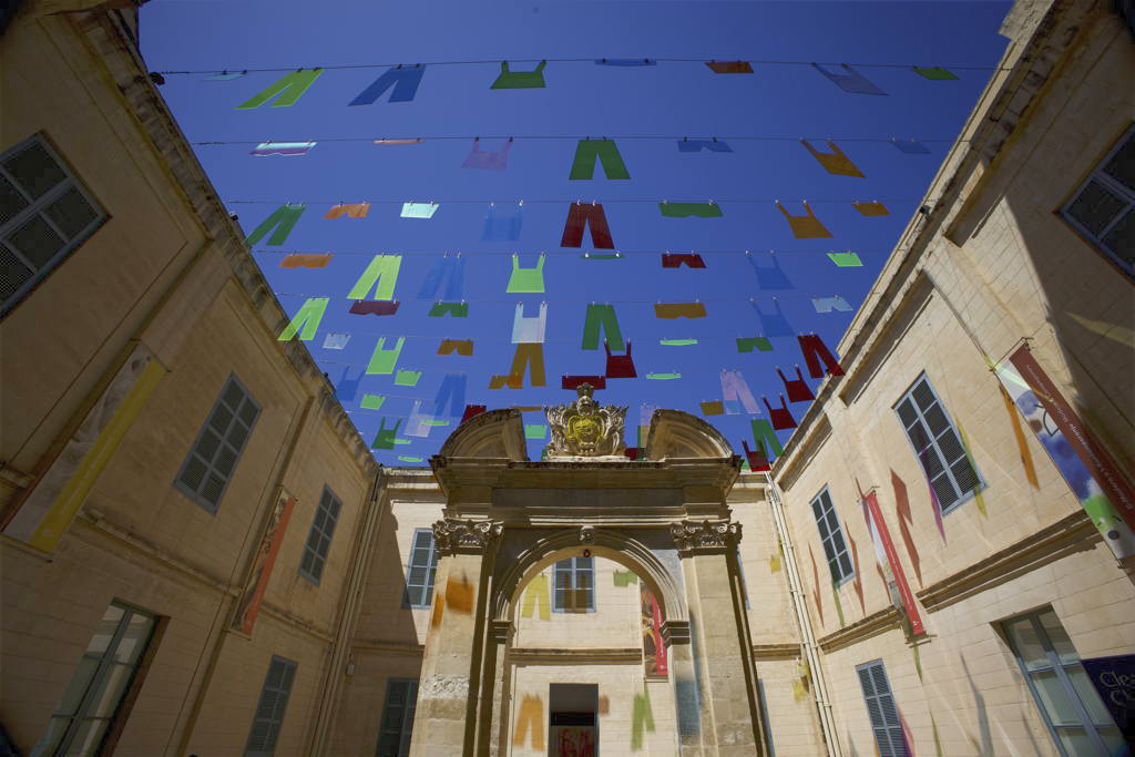 Umělecká instalace nad nádvořím muzea MUŻA