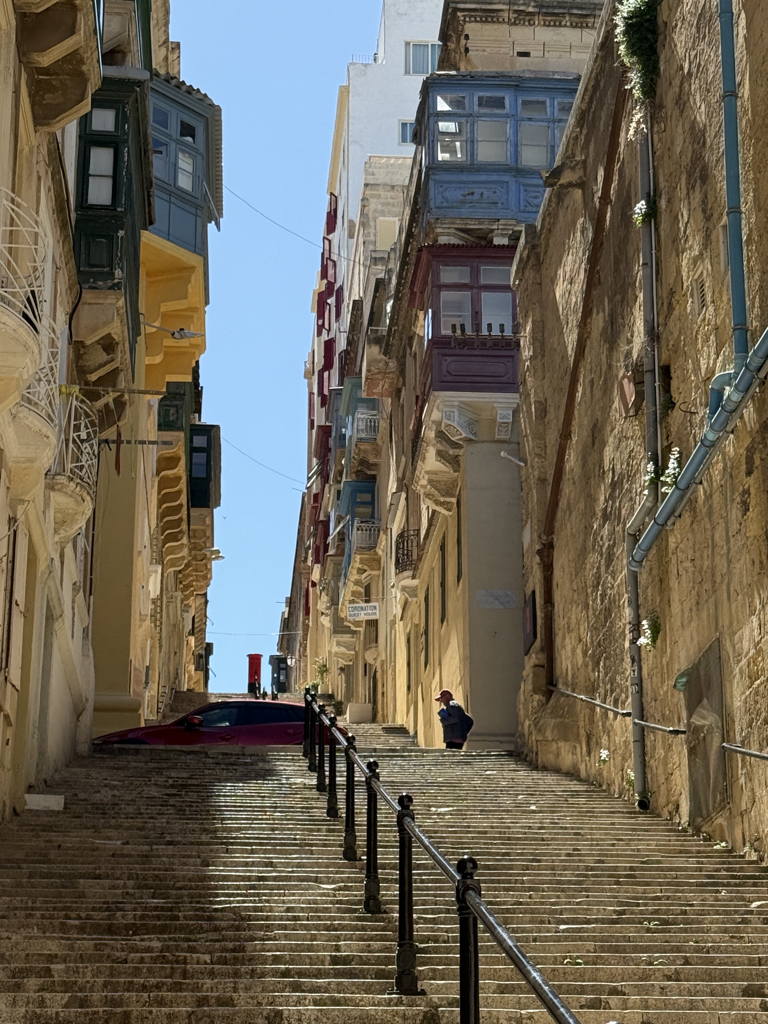 Strmá ulice se schody